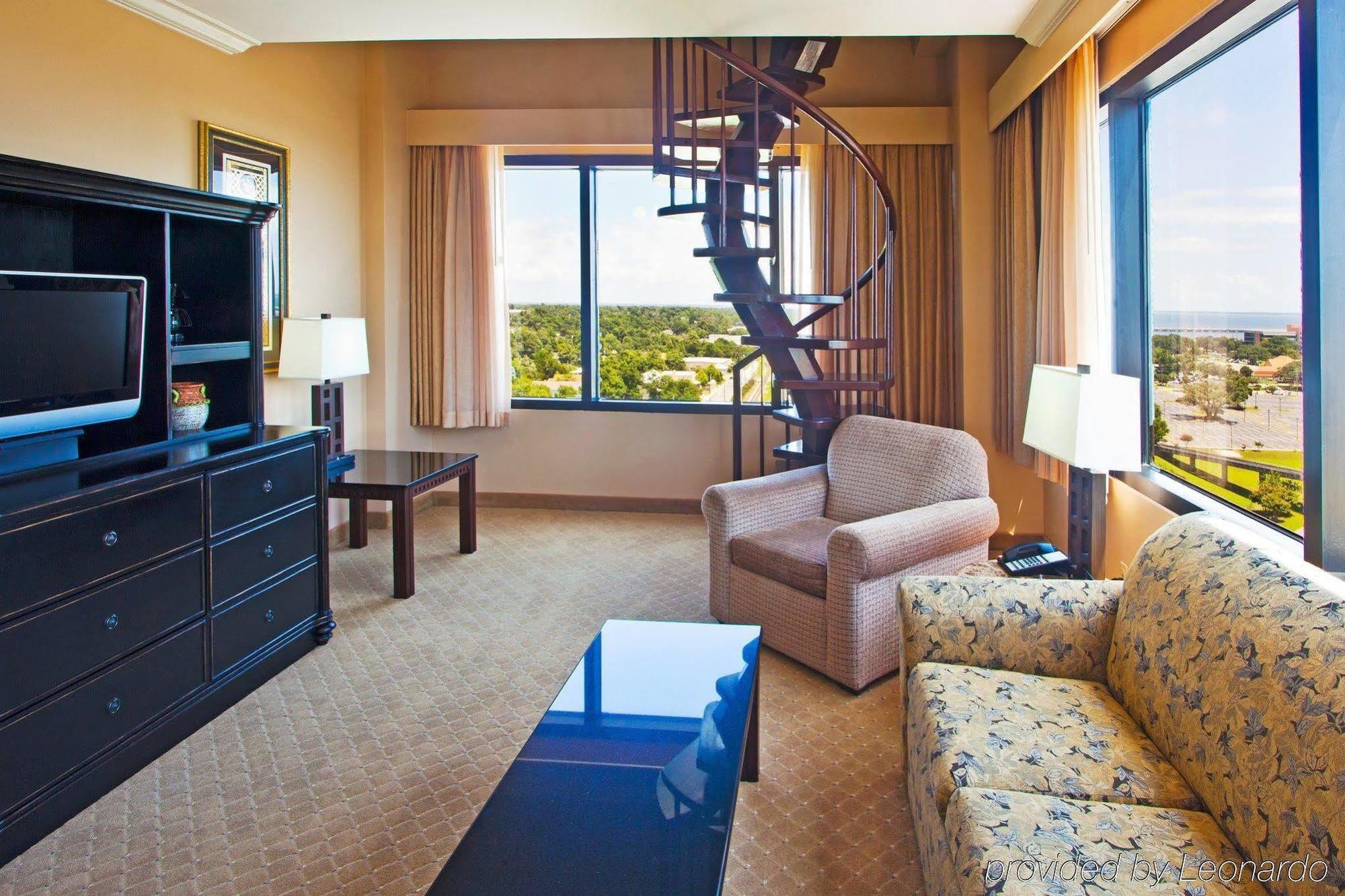 Crowne Plaza Pensacola Grand Hotel Room photo